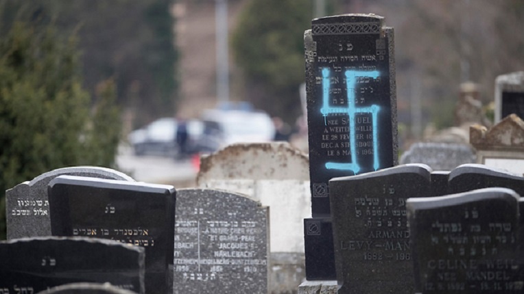 80 еврейских надгробий осквернены свастиками во Франции